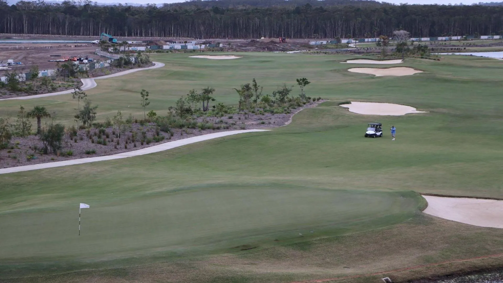 Lovely Studio Apartment Overlooking Golf Course! Pelican Waters